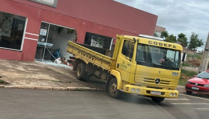 Reserva do Iguaçu - Caminhão desgovernado colide com funerária